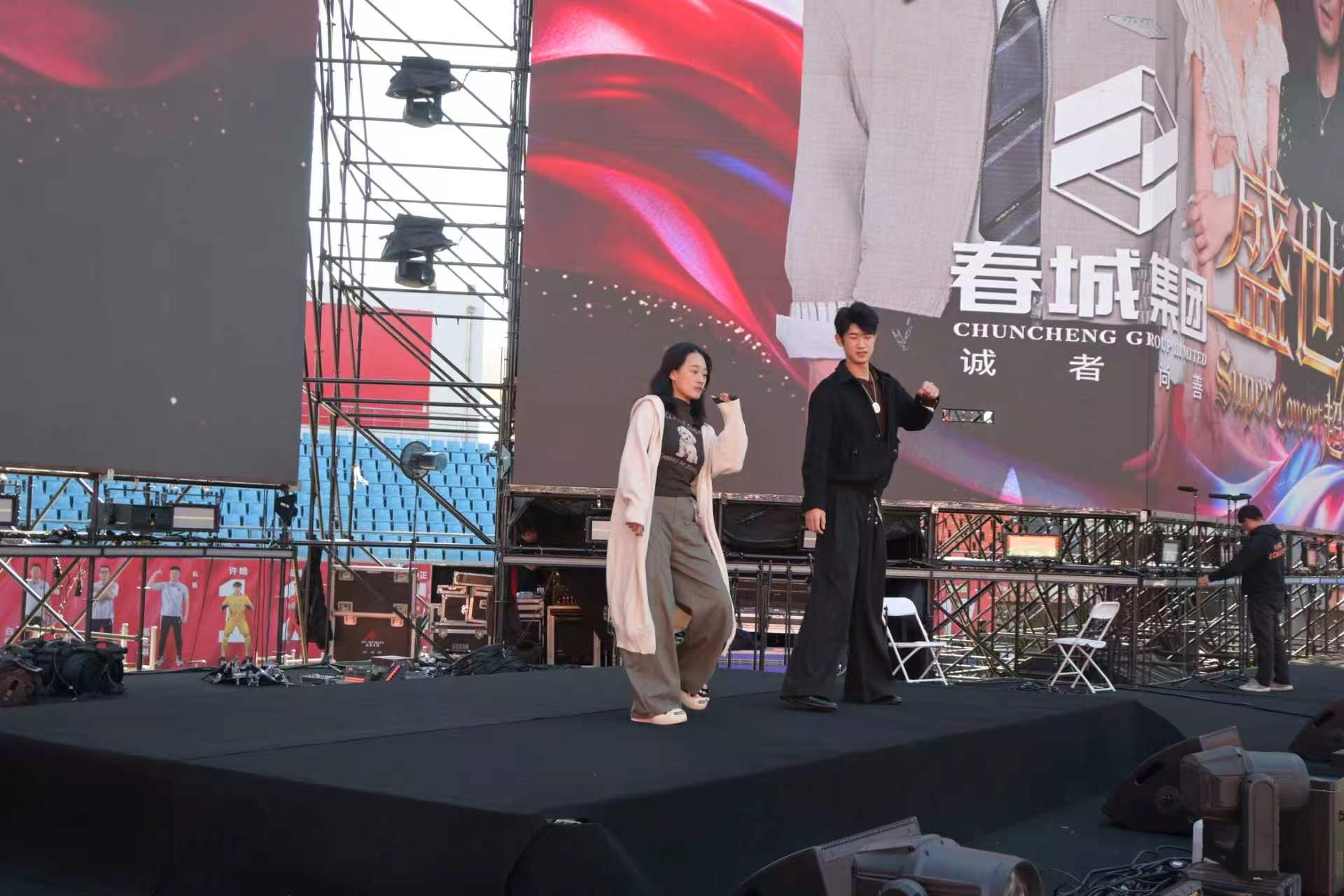 征途艺考学员亮相赤峰超级演唱会，为歌手白小白伴舞：舞台实战，就是最好的课堂